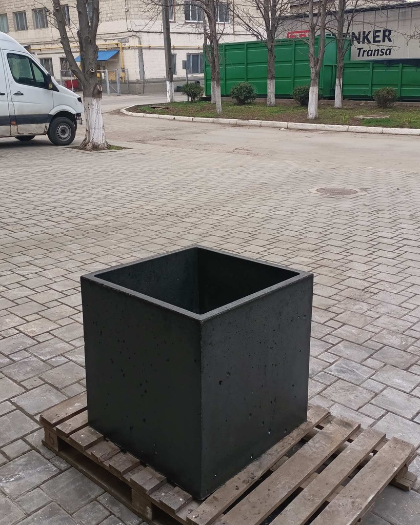 Jardiniera stradala (Verona M)din beton armată. Dimensiuni:600x600x600 mm Greutate:240 kg Volum:105 l