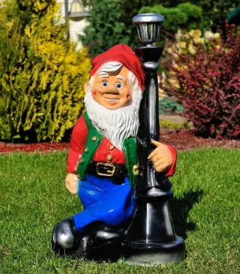 Pitic lîngă felinar (mare)