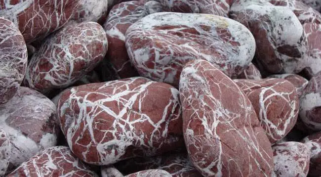 Piatra decorativa rosu-alb, kg