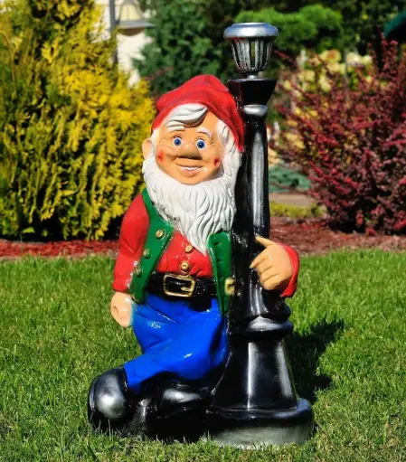 Pitic lîngă felinar (mare)